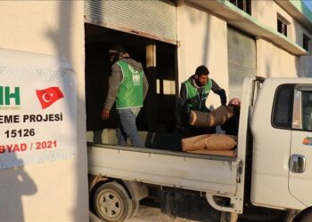 الإغاثة التركية تقدم مساعدات شتوية لـ1200 أسرة شمالي سوريا