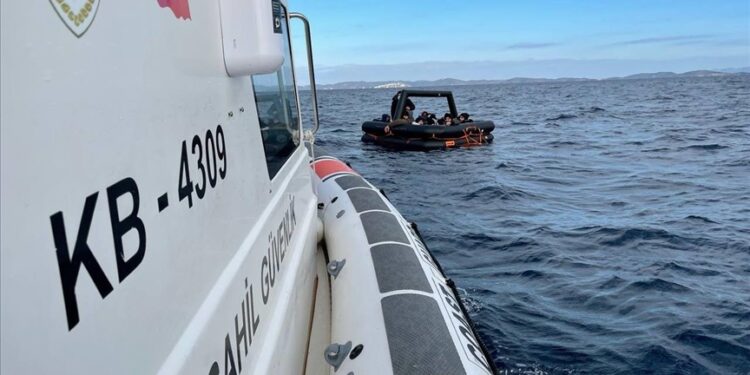 تركيا.. إنقاذ 21 مهاجرًا قبالة إزمير