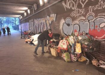 ألمانيا.. متطوعون أتراك يقدمون الطعام أسبوعيا لمشردين