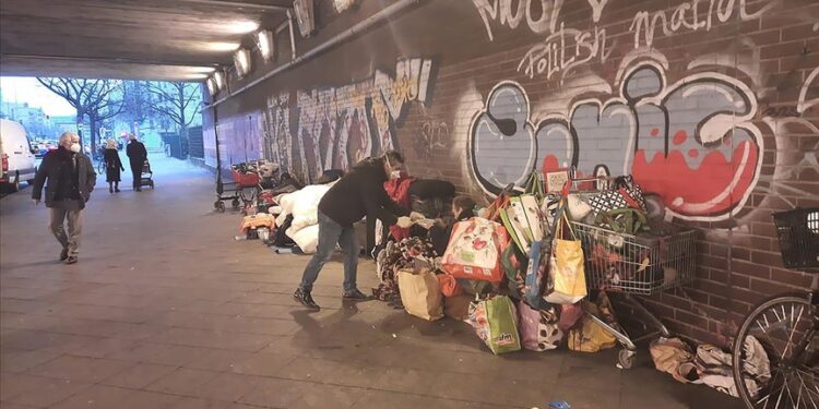 ألمانيا.. متطوعون أتراك يقدمون الطعام أسبوعيا لمشردين