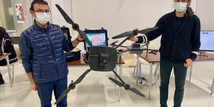 عالم تركي يطوّر نظامًا للتحكم بأسراب الطائرات المسيّرة