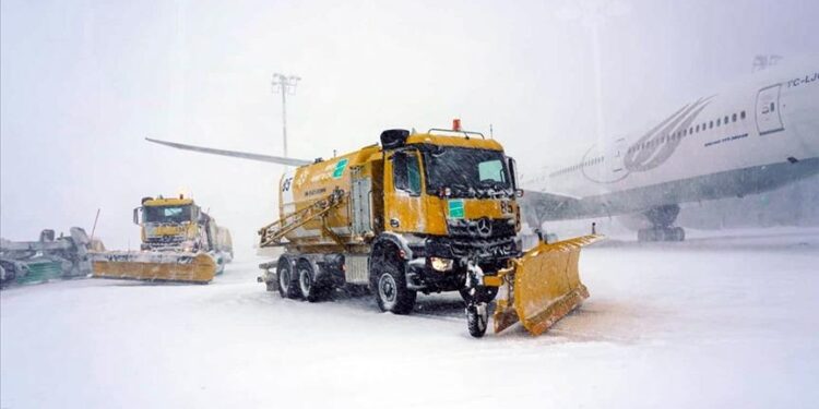تعليق رحلات الطيران في مطار إسطنبول بسبب الثلوج
