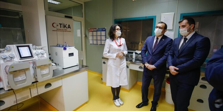 تركيا تقدم جهازا لفصل مكونات الدم إلى معهد طبي في البوسنة