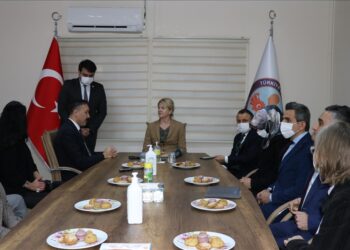 وزيرة خارجية إستونيا تزور مركزا لإيواء السوريين بأضنة التركية