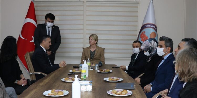 وزيرة خارجية إستونيا تزور مركزا لإيواء السوريين بأضنة التركية