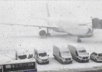 تعليق رحلات الطيران في مطار إسطنبول حتى المساء بسبب الثلوج