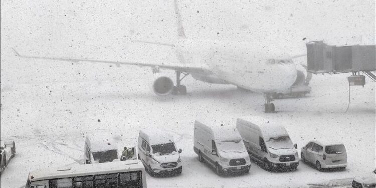 تعليق رحلات الطيران في مطار إسطنبول حتى المساء بسبب الثلوج