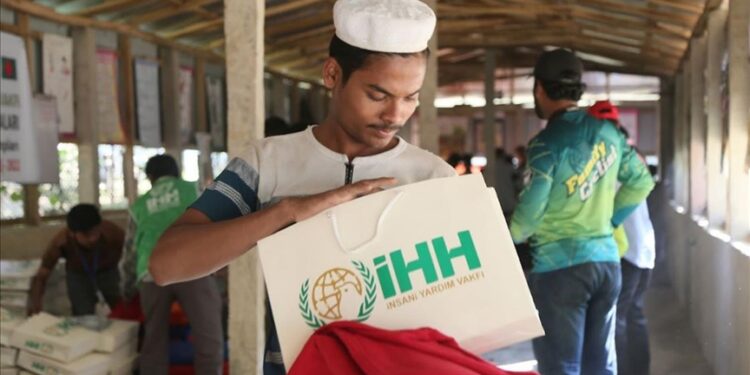 تركيا تقدم مساعدات عاجلة للروهنغيا بعد حريق مخيم ببنغلادش