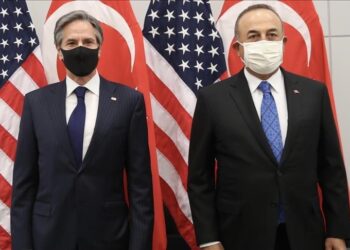 تشاووش أوغلو وبلينكن يبحثان العلاقات التركية الأمريكية