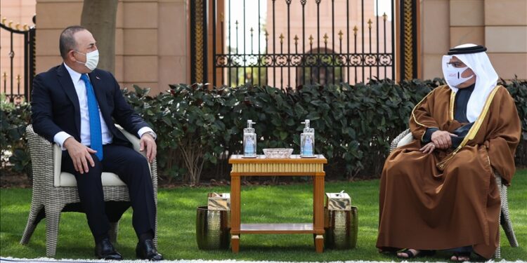 تشاووش أوغلو يلتقي ولي عهد البحرين في المنامة
