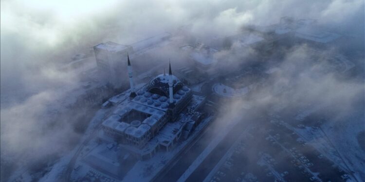 تركيا.. أمواج من الضباب تلف سهل دوزجة