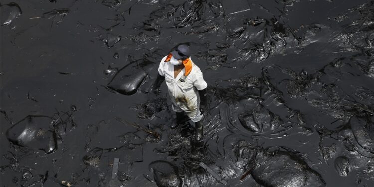 الأناضول ترصد آثار التسرب النفطي في البيرو