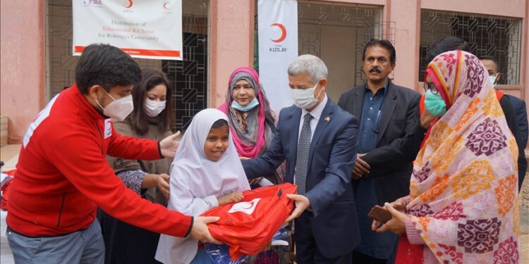 الهلال الأحمر التركي يوزع مساعدات على 1260 طالباً من الروهنغيا