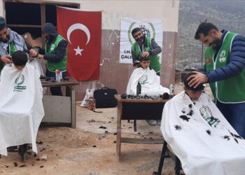 إدلب.. حلاقون أتراك يدخلون السرور على قلوب أيتام سوريين