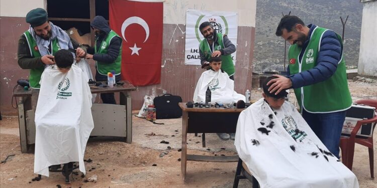 إدلب.. حلاقون أتراك يدخلون السرور على قلوب أيتام سوريين