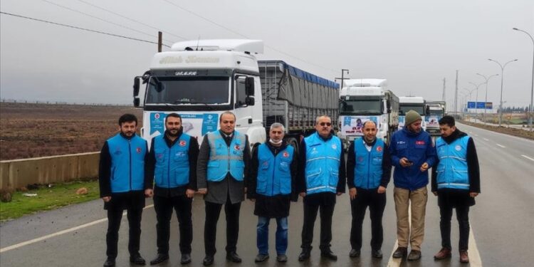 هطاي التركية ترسل 8 شاحنات مساعدات إلى إدلب السورية