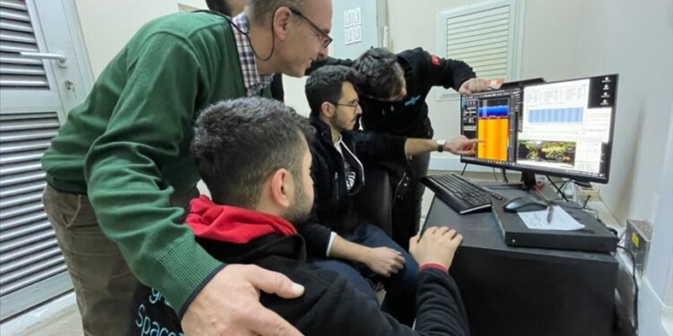 القمر الصناعي التركي “Grizu-263A” يرسل أكثر من 900 إشارة فضائية