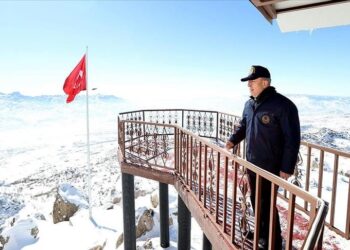 تركيا.. وزير الدفاع يتفقد القوات على الحدود مع سوريا والعراق