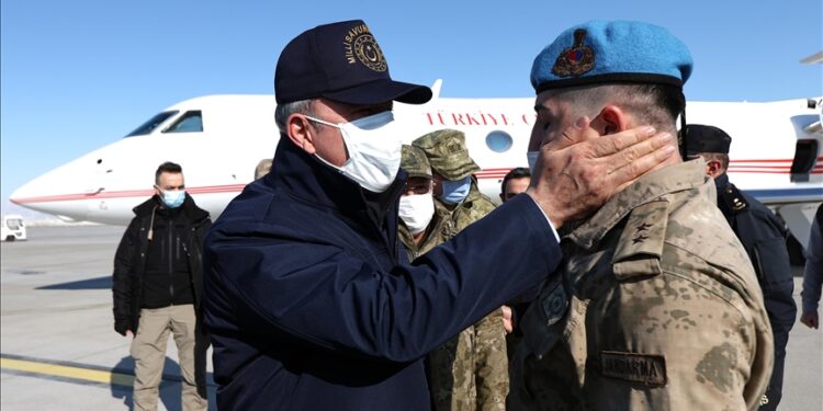 وزير الدفاع التركي يقوم بجولة تفقدية على الحدود مع العراق