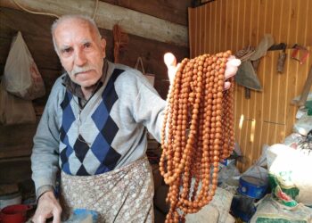 حرفي تركي يصنع سبحات معطرة من بذور “العرعر” السوري