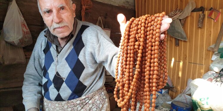 حرفي تركي يصنع سبحات معطرة من بذور “العرعر” السوري