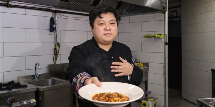 شيف كوري يسعى للتعريف بالمطبخ التركي