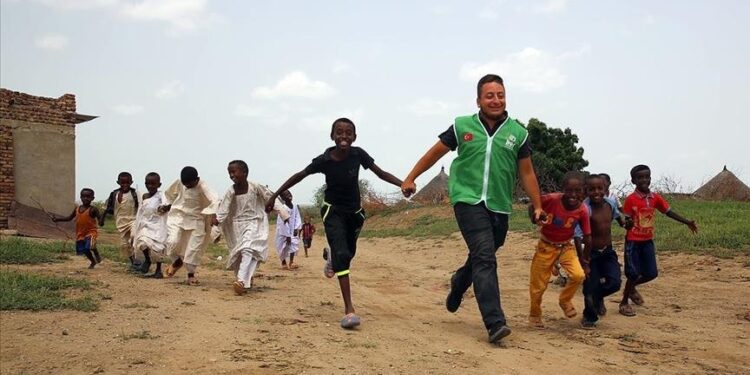 الإغاثة التركية توصل مساعدات لنحو 124 ألف يتيم في 50 دولة