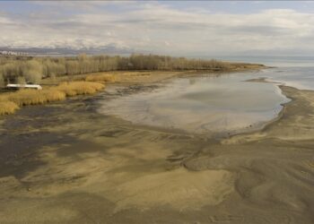 تركيا.. “مداخن الجنيات الغارقة” تظهر على شواطئ بحيرة “وان”