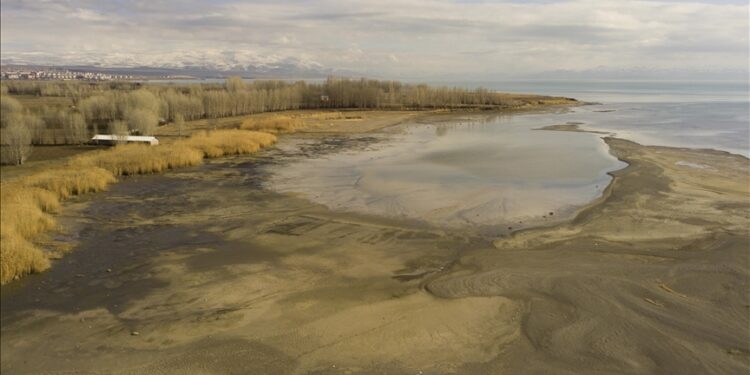 تركيا.. “مداخن الجنيات الغارقة” تظهر على شواطئ بحيرة “وان”