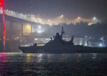 سفينة حربية روسية تعبر مضيق إسطنبول