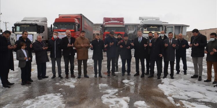 كوتاهية التركية ترسل 6 شاحنات مساعدات إلى سوريا