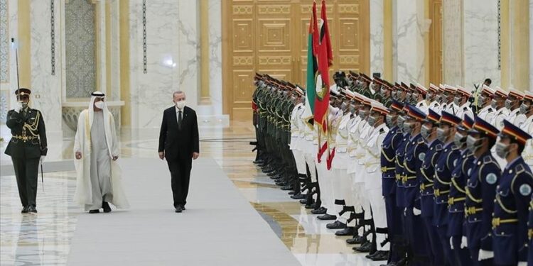 ولي عهد أبوظبي يستقبل أردوغان في مراسم رسمية
