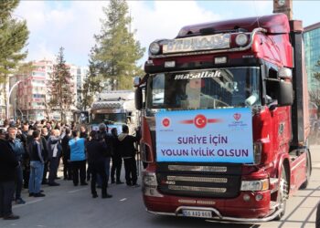 تركيا ترسل 8 شاحنات مساعدات إلى الشمال السوري