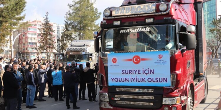 تركيا ترسل 8 شاحنات مساعدات إلى الشمال السوري