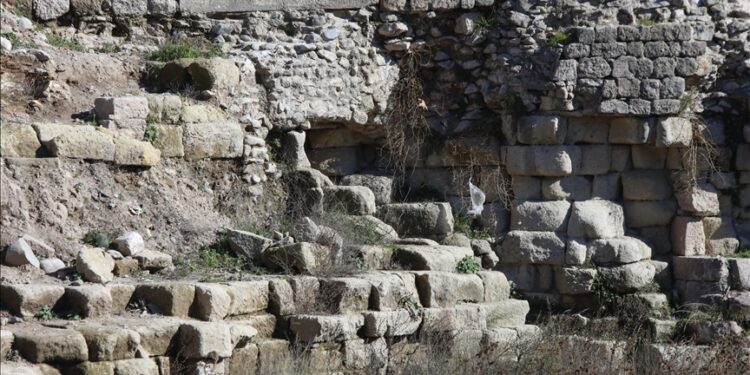 تركيا.. العثور على جدران سور عمرها 2500 عام