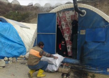 جمعيات سورية في تركيا ترسل مساعدات إنسانية للنازحين في إدلب