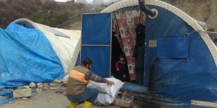 جمعيات سورية في تركيا ترسل مساعدات إنسانية للنازحين في إدلب