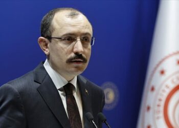 وزير التجارة التركي يشيد بدور الصادرات في النمو لعام 2021