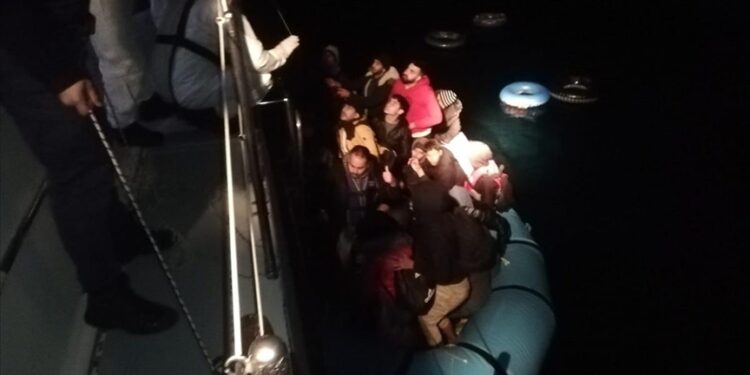 خفر السواحل التركي ينقذ 72 مهاجرا غير نظامي