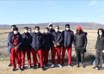 الجيش التركي ينقذ 14 مهاجرا دفعتهم اليونان للعودة