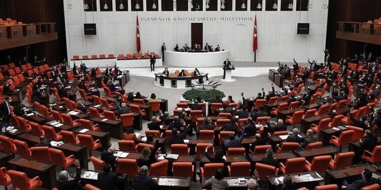 تركيا.. البرلمان يقر تمديد مهمة القوات البحرية في خليج عدن