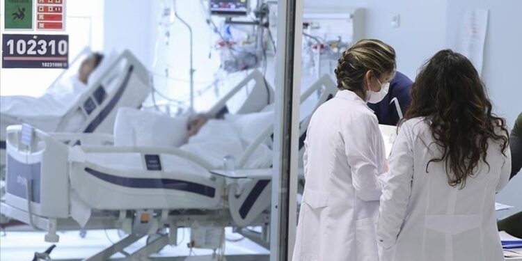 كورونا.. الإصابات اليومية في تركيا تتجاوز 100 ألف