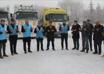 تركيا.. شاحنات محملة بالطحين تتجه نحو إدلب السورية