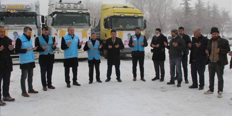 تركيا.. شاحنات محملة بالطحين تتجه نحو إدلب السورية