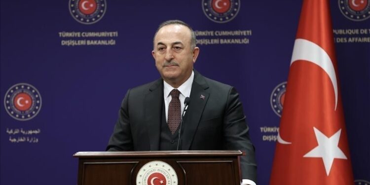 تشاووش أوغلو يهاتف نظيره الأوكراني