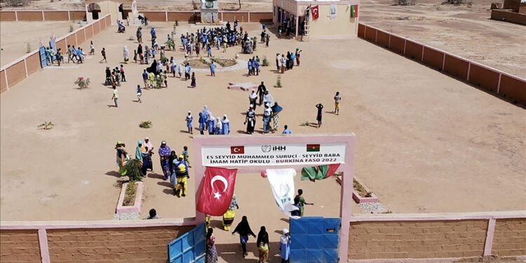 “الإغاثة الإنسانية” التركية تفتتح مدرسة شمالي بوركيا فاسو