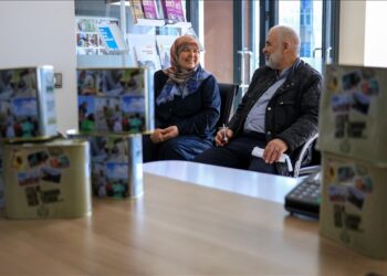 تركية تعوض حرمانها من الأطفال برعاية 90 يتيما حول العالم