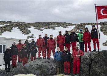 الفريق التركي يصل إلى قاعدته العلمية في “أنتاركتيكا”