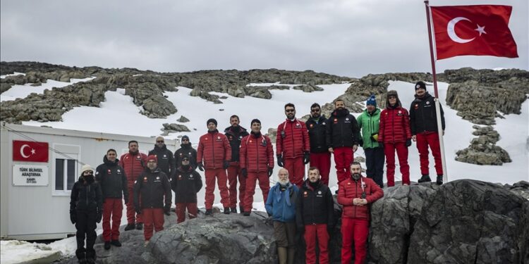 الفريق التركي يصل إلى قاعدته العلمية في “أنتاركتيكا”
