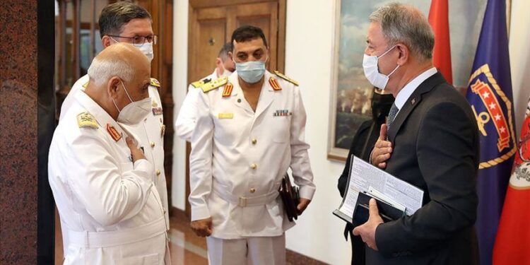 وزير الدفاع التركي يستقبل قائد القوات البحرية الليبية